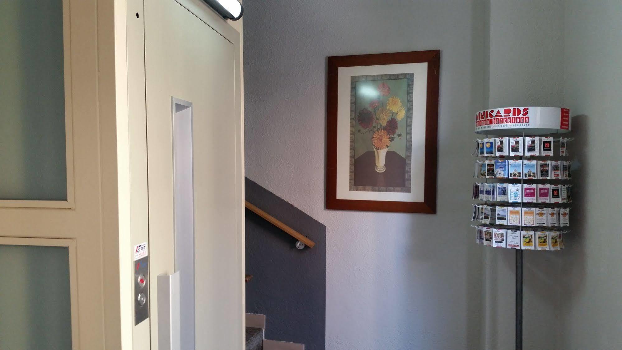 Hostal Lk Barcelona Buitenkant foto